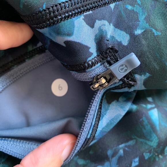 Lululemon Run: Top Speed Crop Size 6 floral backdrop blue - Picture 4 of 7